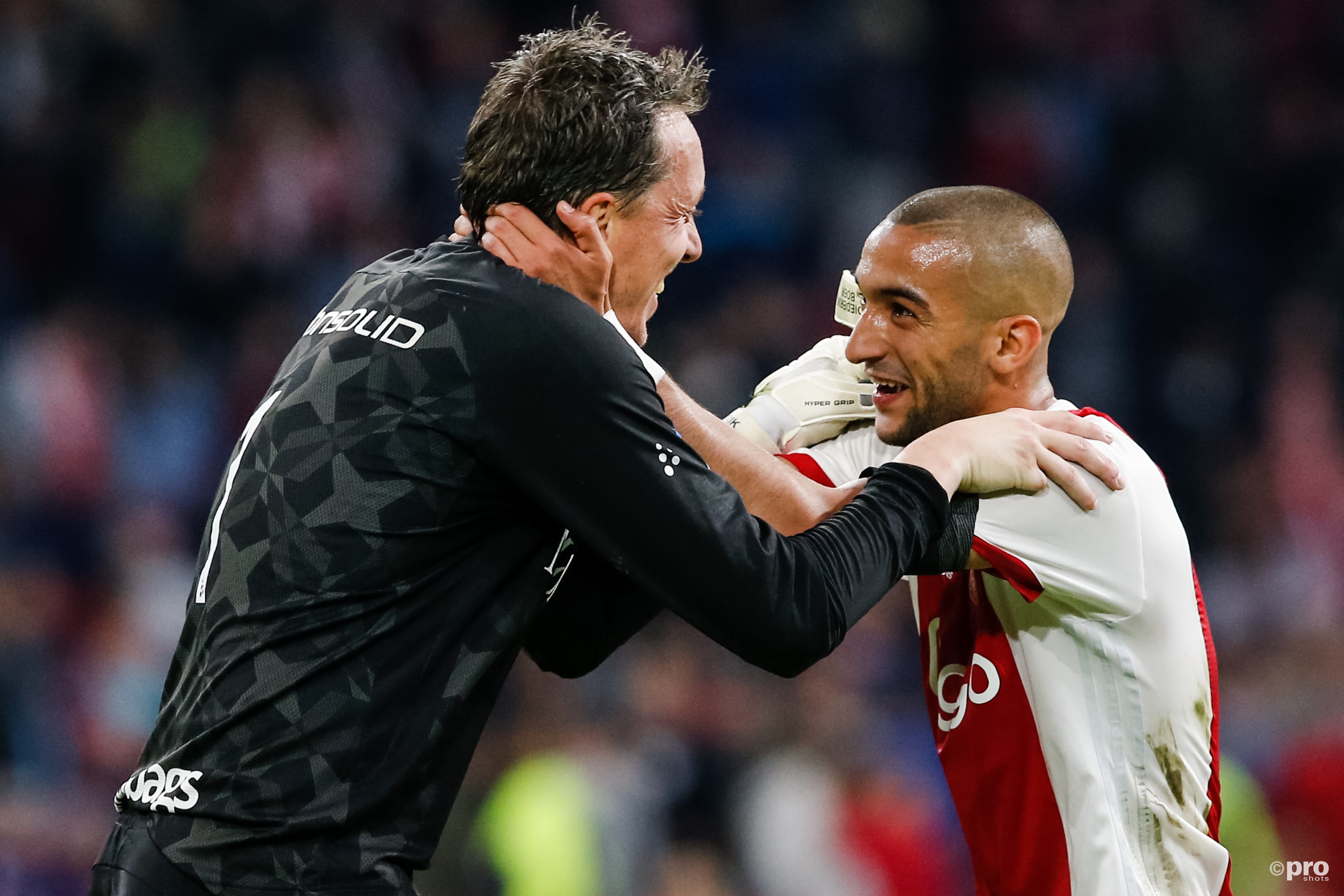 Diederik Boer (l) dolt wat met Ajax speler Hakim Ziyech (r) na afloop. (PRO SHOTS/Erwin Spek)