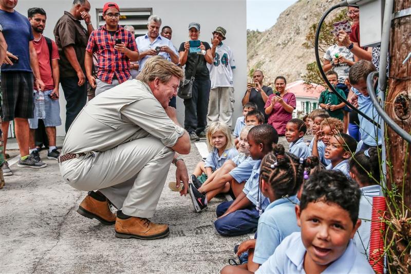 Koning rondt bezoek aan getroffen eilanden af