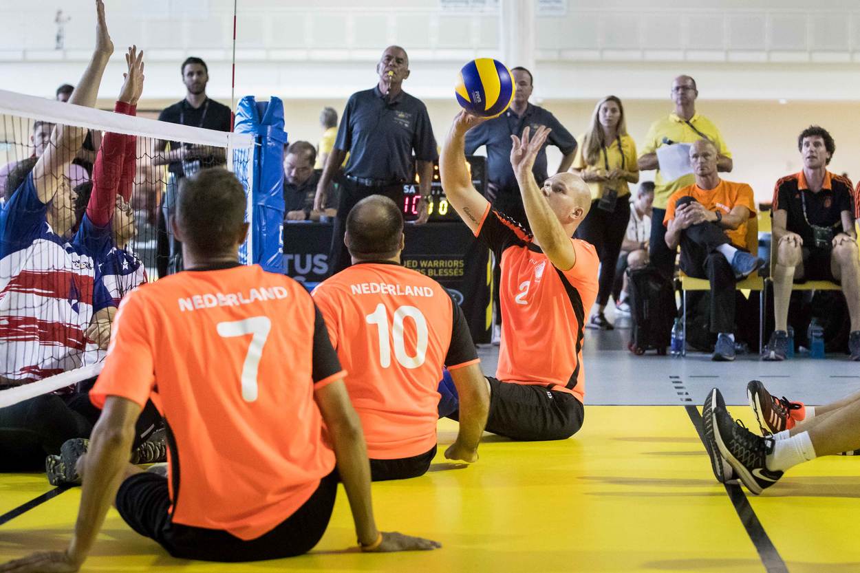 De zitvolleyballers werden in de voorrondes uitgeschakeld door de Amerikanen (Foto: Ministerie van Defensie)