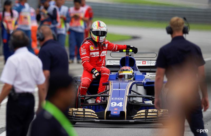 Vettel moest na de crash op de bolide van Wehrlein mee naar de pits (Foto: Pro Shots/Action Images)