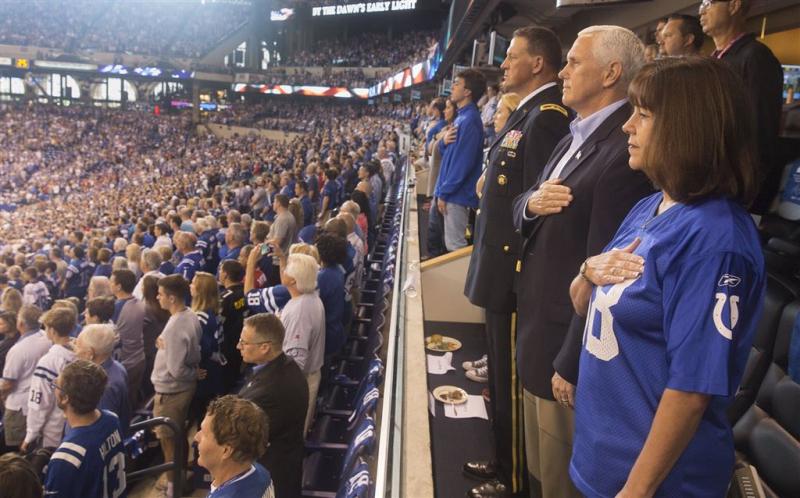 Mike Pence verlaat stadion na knielen sporters