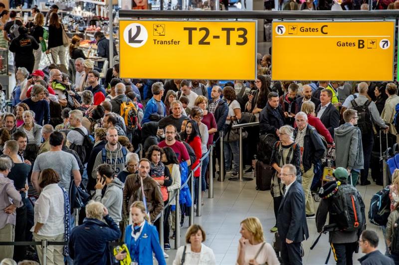 Schiphol: 3 miljoen reizigers in vakantie