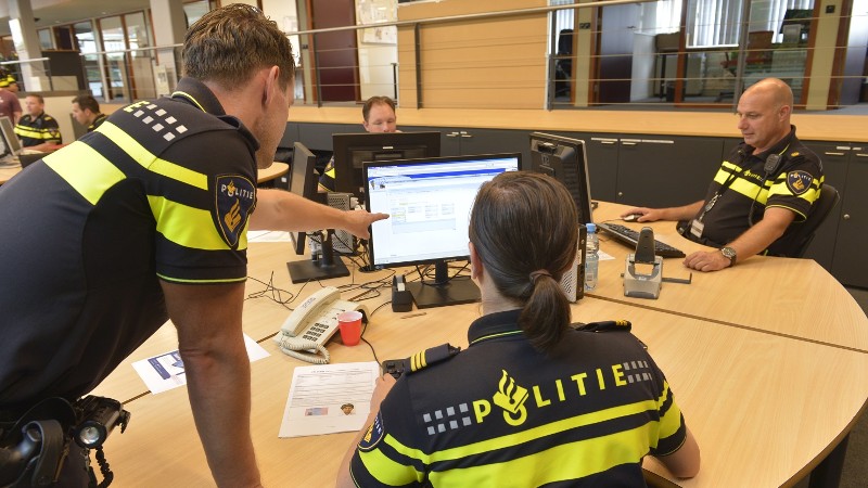 Politie neemt zwembad in beslag in fraude-onderzoek (Foto: stockfoto politie.nl)