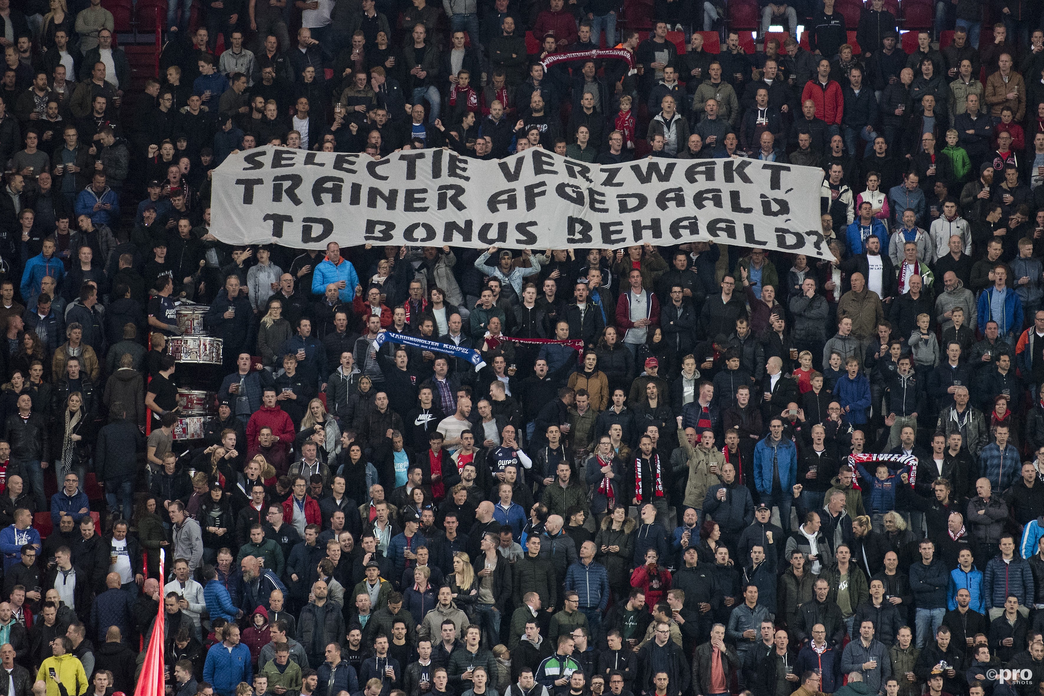 Spandoek FC Twente supporters. (PRO SHOTS/Jasper Ruhe)