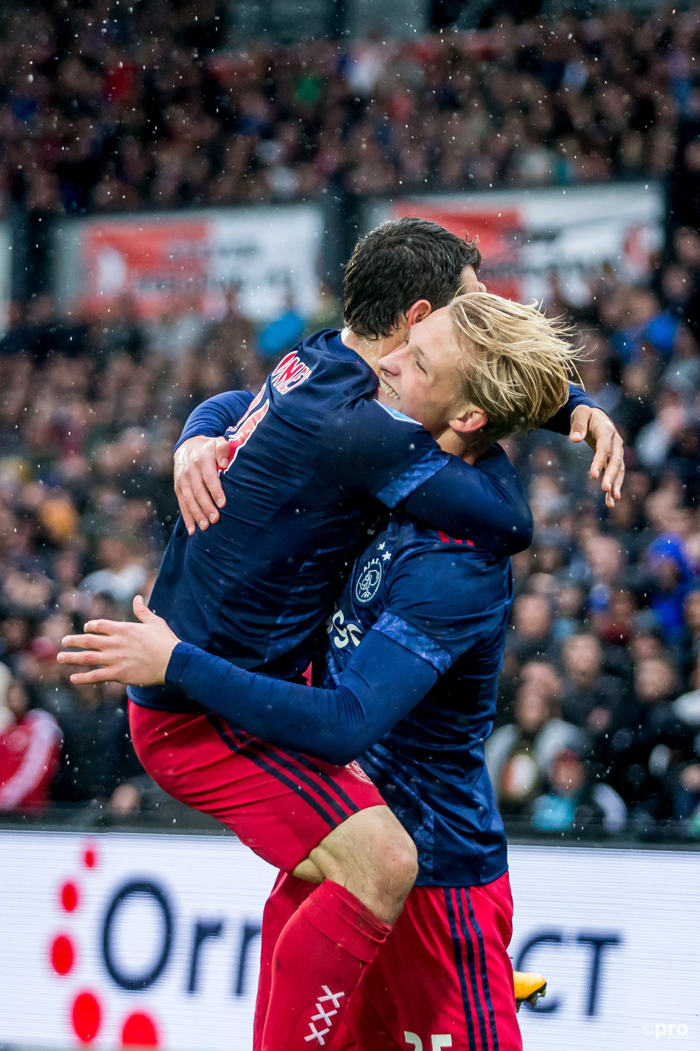 Amin Younes viert de 1-2 met Kasper Dolberg. (PRO SHOTS/Kay Int Veen)