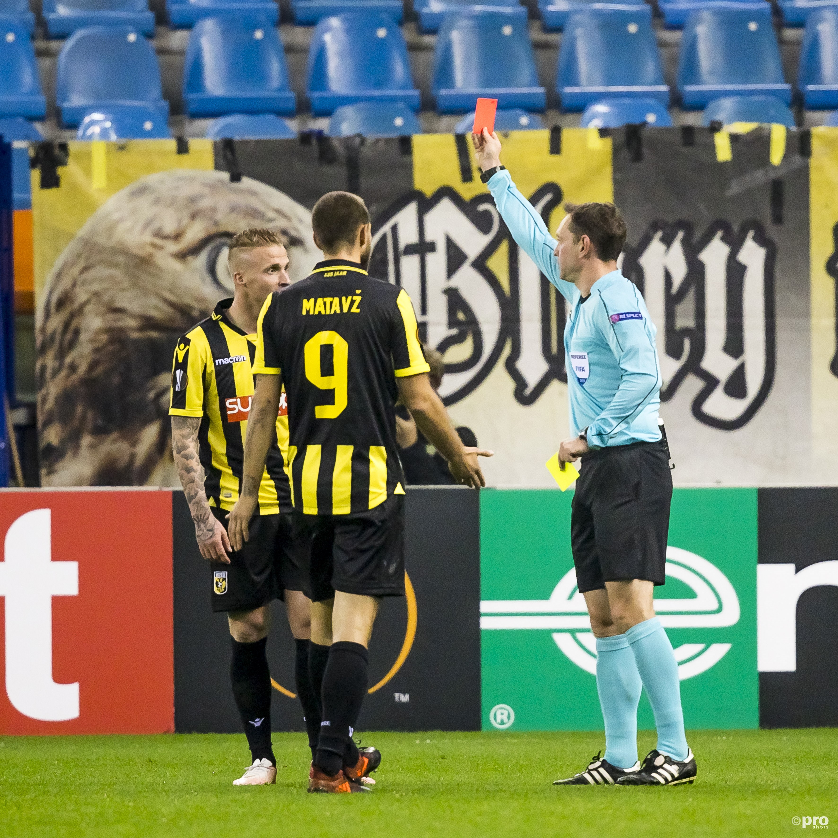 Scheidsrechter Yevhen Aranovskiy (R) geeft Alexander Buttner (L) de rode kaart (2x geel).