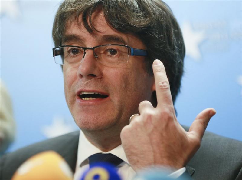 Catalaanse leider Puigdemont geeft zich aan