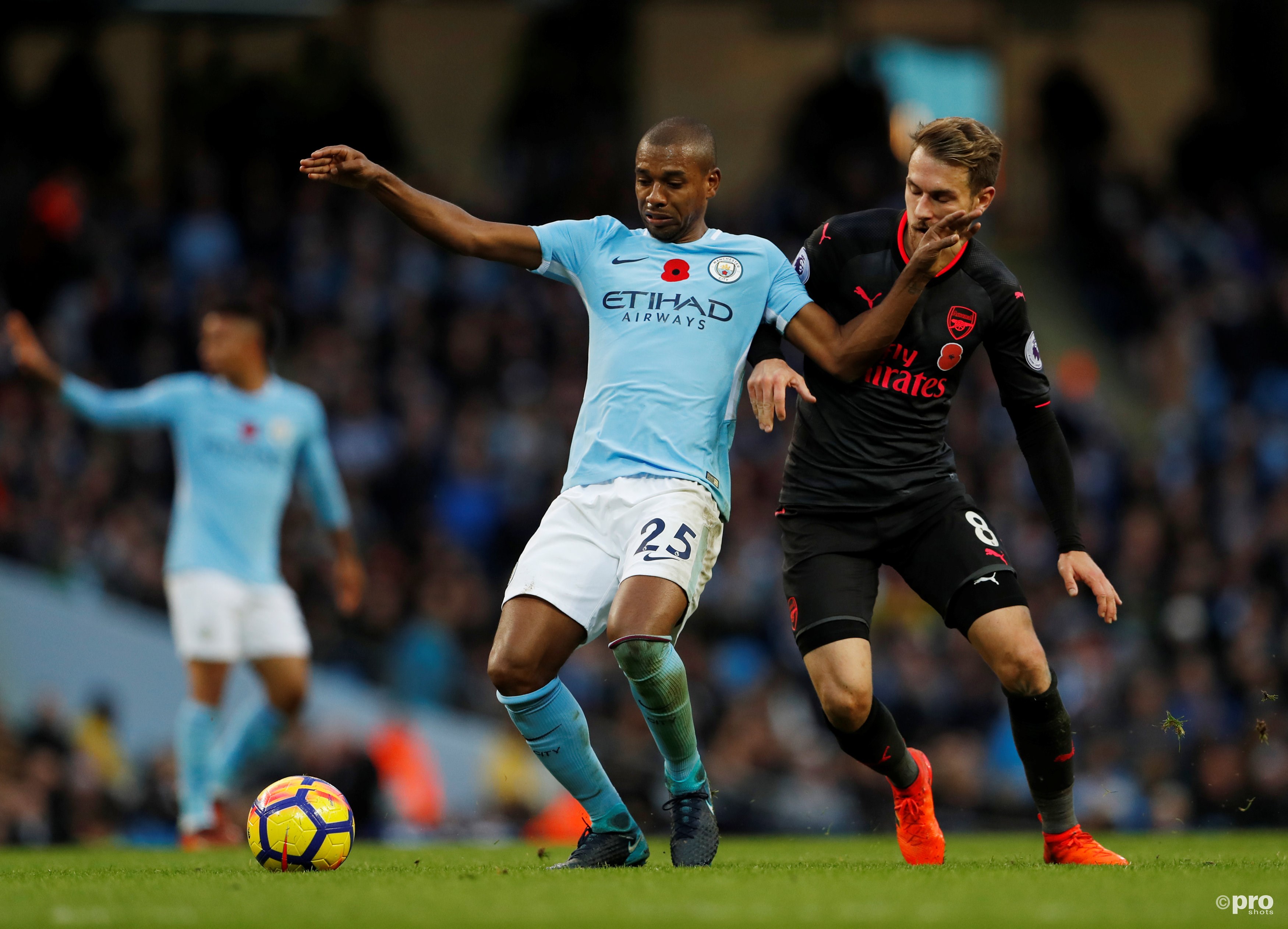 Fernandinho in duel met Arsenal's Aaron Ramsey. (PRO SHOTS/Action Images)