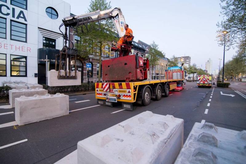 Amsterdam plaatst betonblokken op de Dam