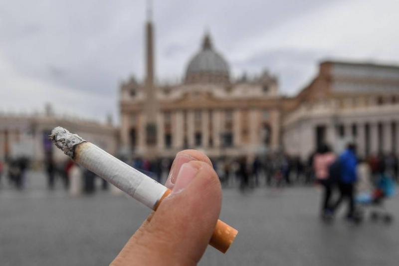 Paus verbiedt sigarettenverkoop Vaticaan