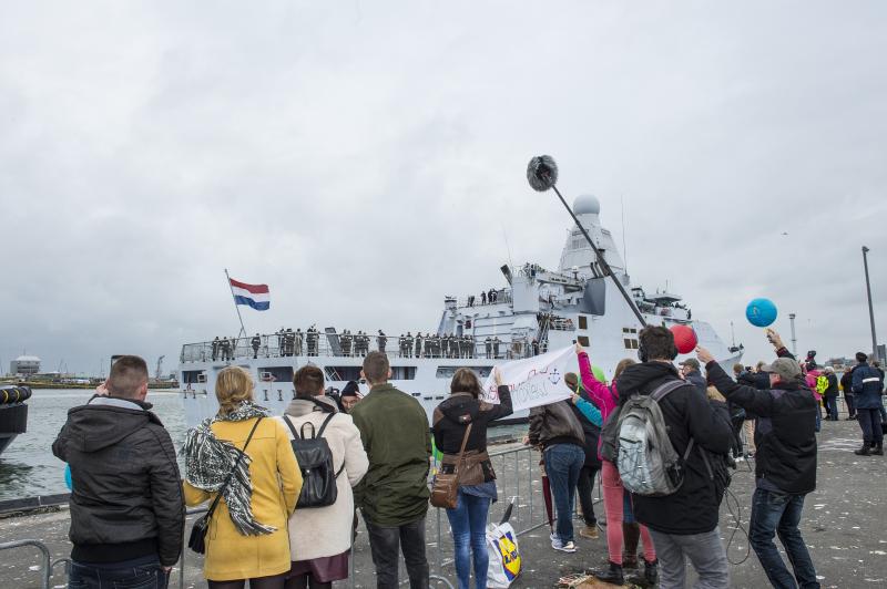 Bemanning Zr.Ms. Zeeland warm onthaald in Den Helder (Foto: Media Centrum Defensie, John van Helvert)