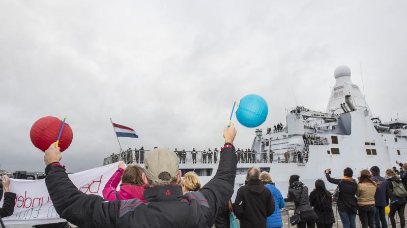 Bemanning Zr.Ms. Zeeland warm onthaald in Den Helder (Foto: Media Centrum Defensie, John van Helvert)