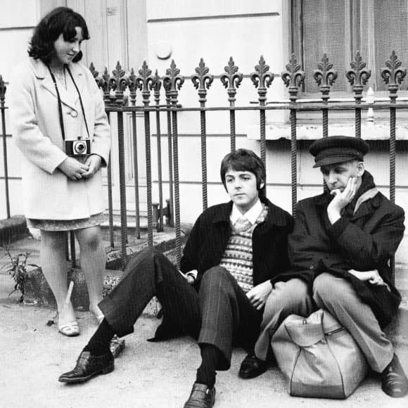 McCartney en Cutler wachtende op de bus (11 september 1967)
