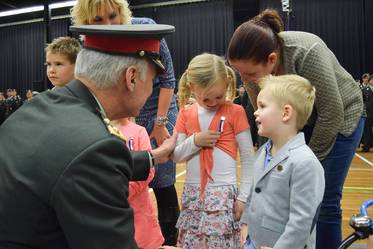 Kinderen krijgen een medaillon (Foto: Ministerie van Defensie)