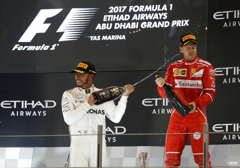 Na afloop van de Grand Prix van Abu Dhabi zagen we dit opmerkelijke moment tussen Lewis Hamilton en Sebastian Vettel, wat is een leuk onderschrift bij deze foto? (Pro Shots / Action Images)