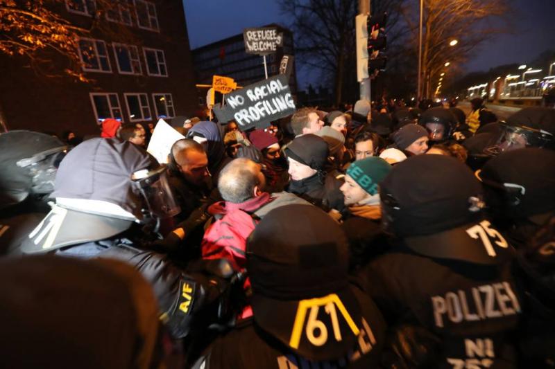 Politie verdrijft betogers tegen AfD