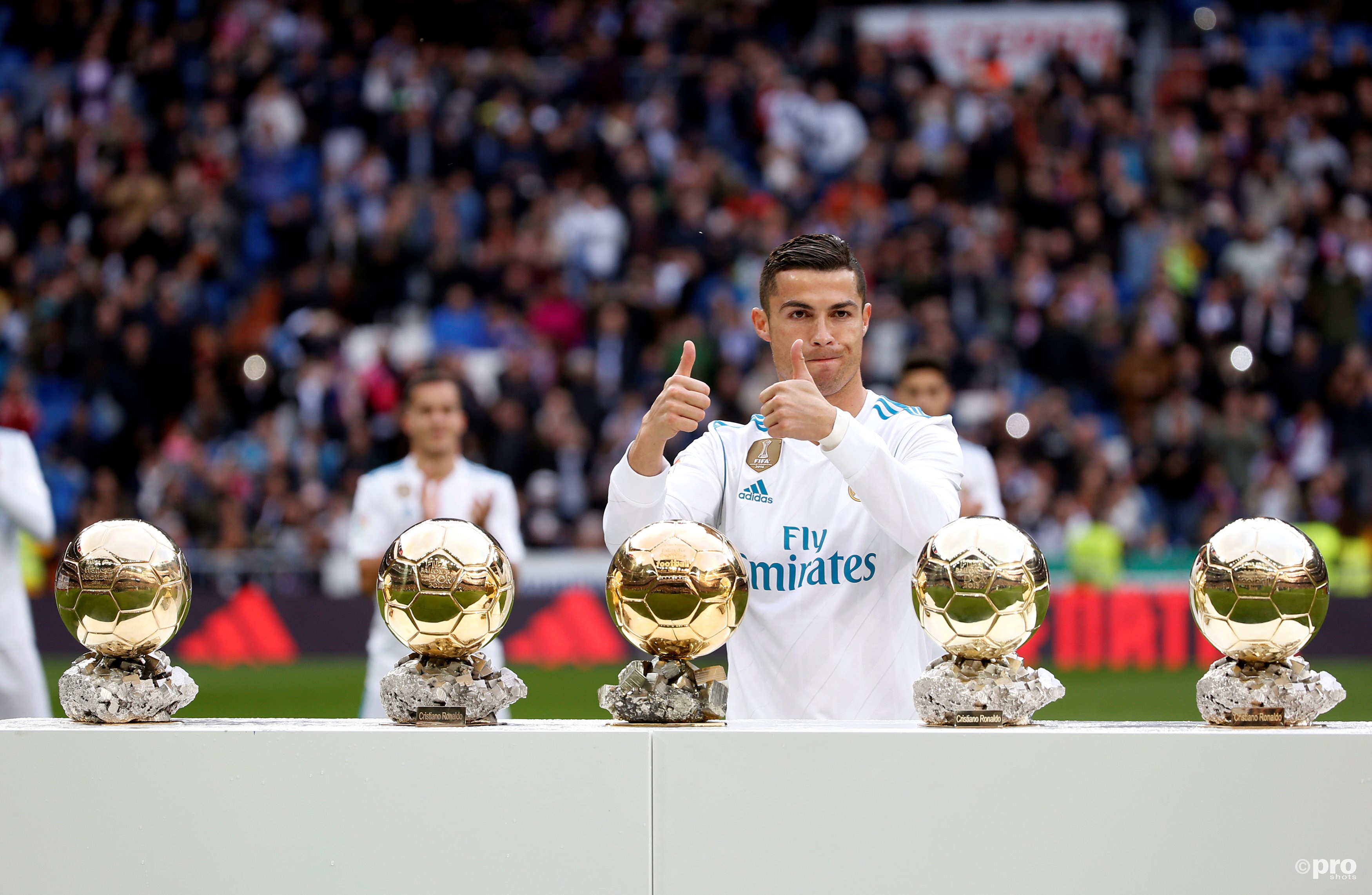 Ronaldo voorgafgaand de wedstrijd met zijn vijf gouden ballen. (PRO SHOTS/Action Images)