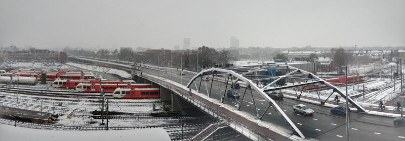 Bondage keek over een besneeuwd rangeerterrein in Groningen uit  (Foto: Bondage)