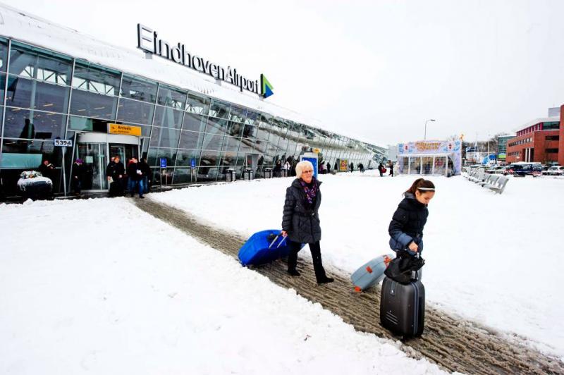 Eindhoven Airport dicht door sneeuw