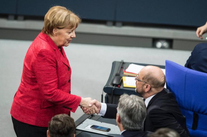 Aftastend gesprek Merkel, Schulz en Seehofer