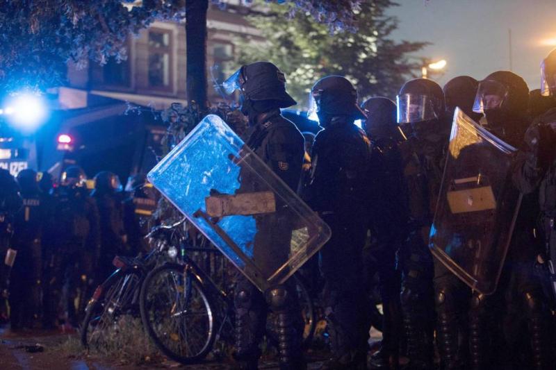 Activisten en politie bakkeleien met foto's