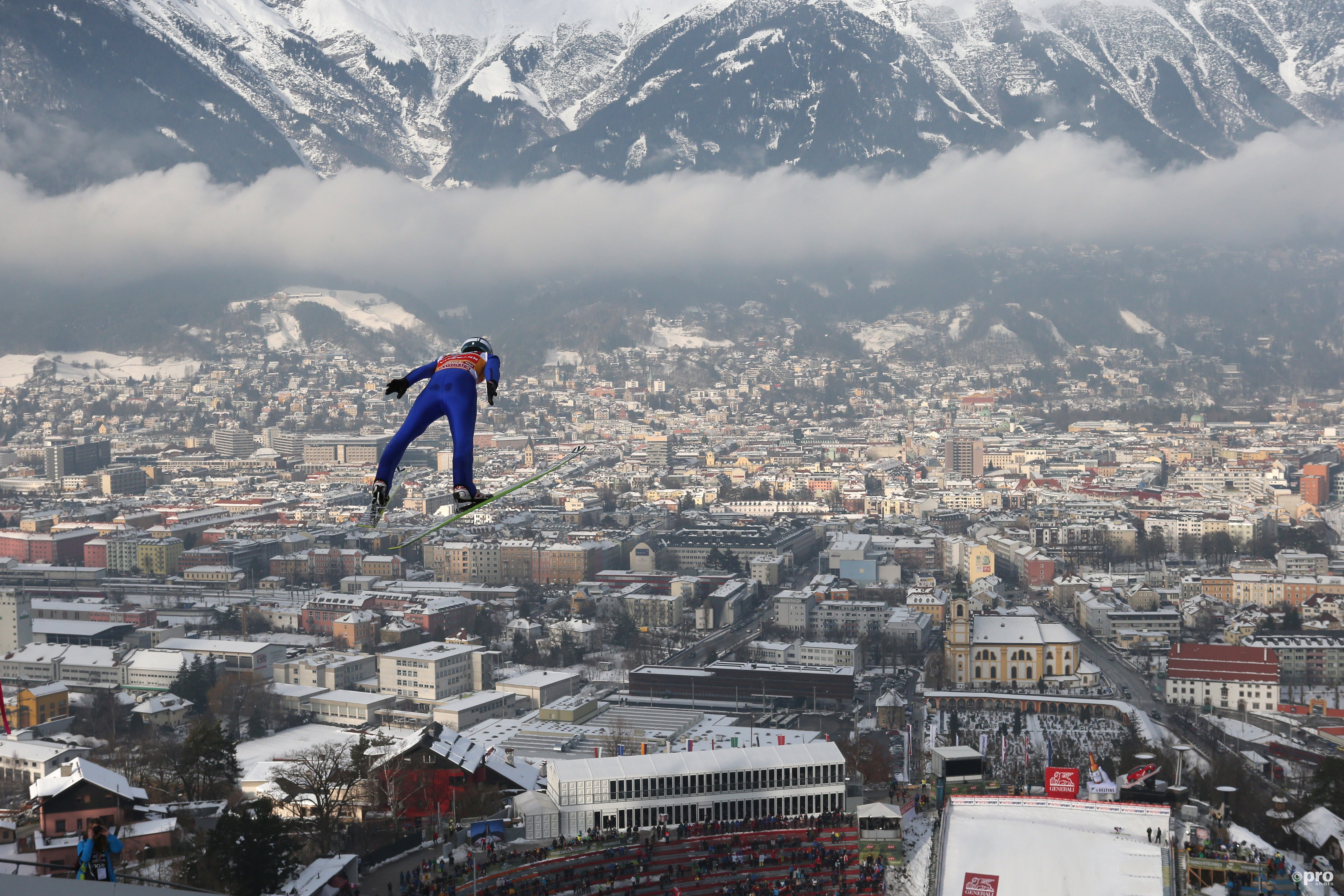 Michael Hayböck zweeft boven de prachtige Bergisel in Innsbruck (Pro Shots/Gepa)