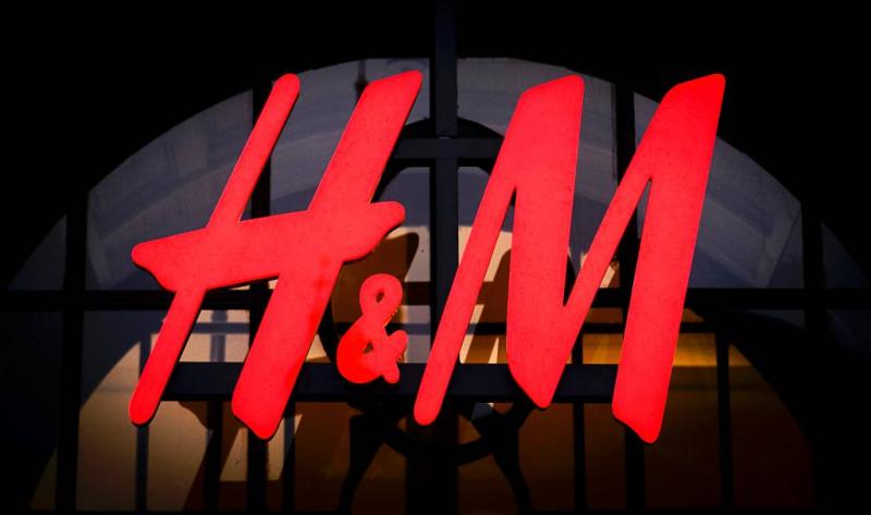 Kritiek op H&M na foto van jongen in apentrui
