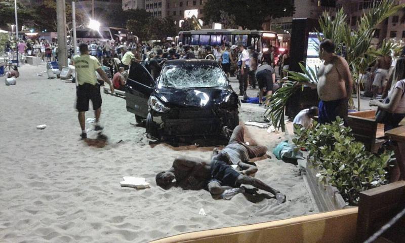 Auto rijdt in op publiek Copacabana: baby dood