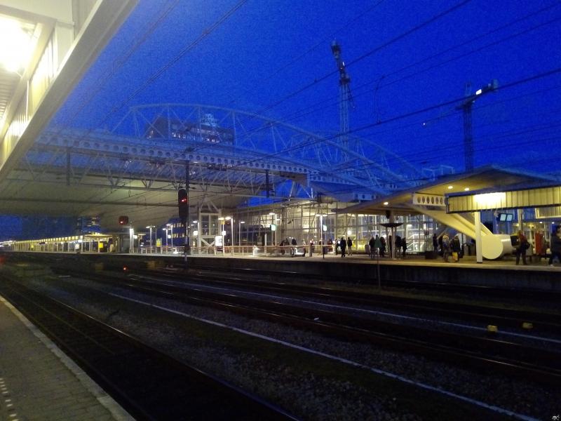 Station Leiden bij het vallen van de avond (Foto: DJMO)