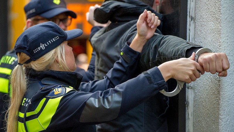 Roemenen dragen overvaller over aan de politie (Foto: stockfoto politie.nl)