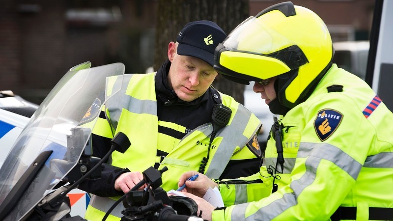 Man rijdt in op groepje vrienden (Foto: Stockfoto politie.nl)