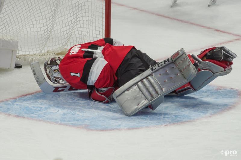 We troffen Ottawa Senators-goalie Mike Condon zo aan tijdens de wedstrijd tegen Boston Bruins, wat is hier gaande? (Pro Shots / Action Images)