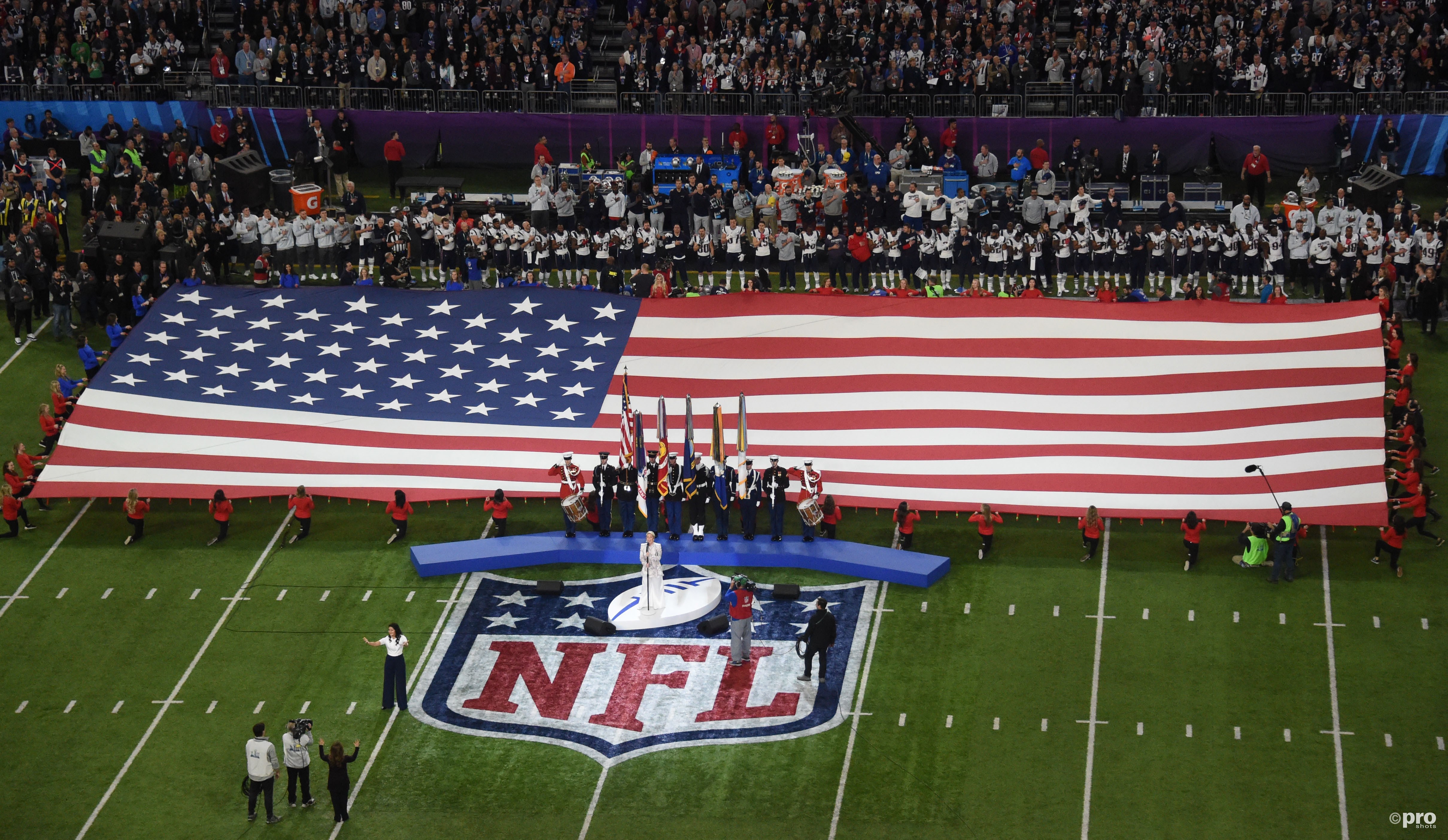 Amerikaanse sportwedstrijden beginnen altijd met een flink stukje patriottisme (Pro Shots / Action Images)
