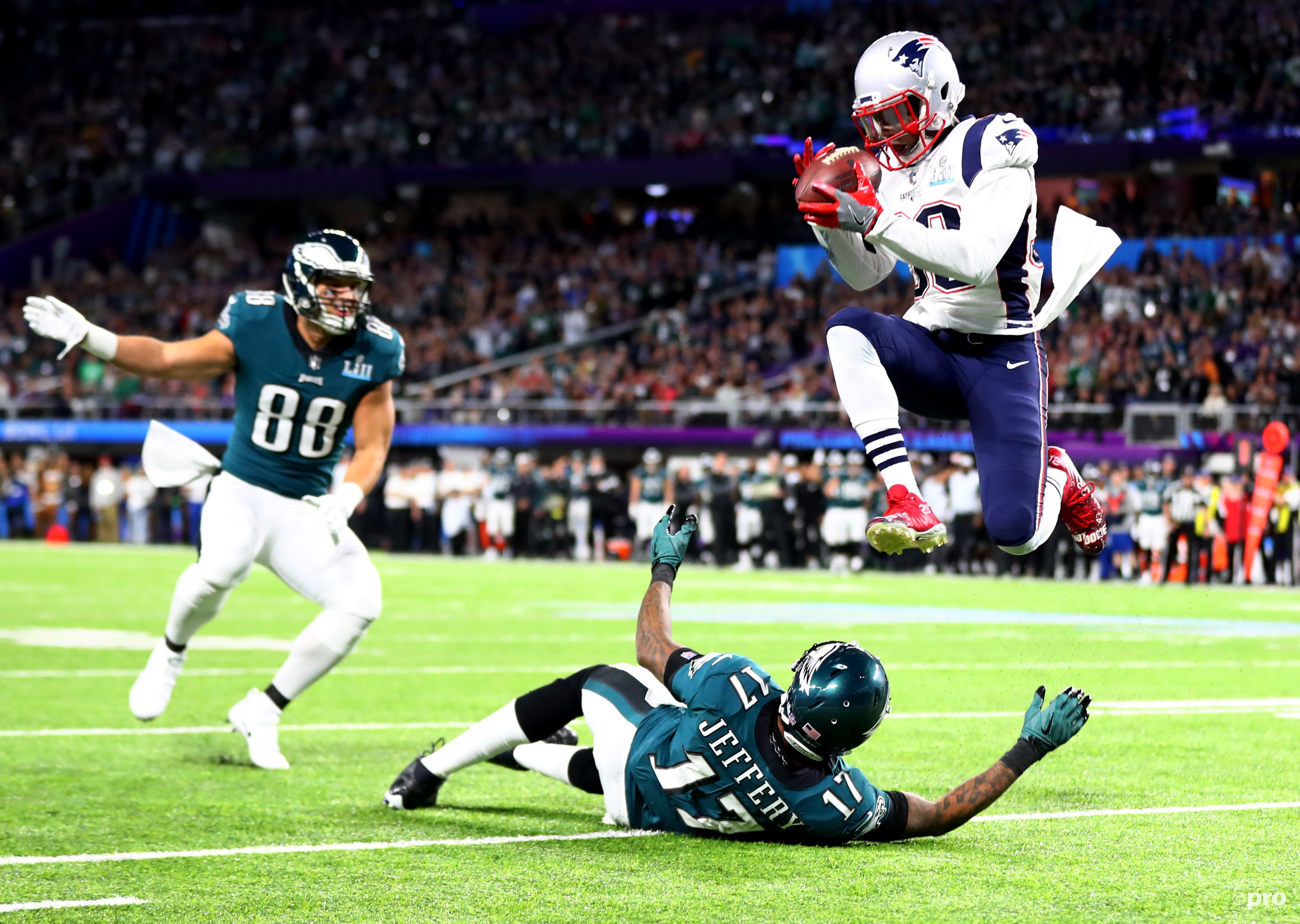 New England Patriots-strong safety Duron Harmon (30) onderschept hier een pass die bedoeld was voor Philadelphia Eagles-wide receiver Alshon Jeffery (17) (Pro Shots / Action Images)