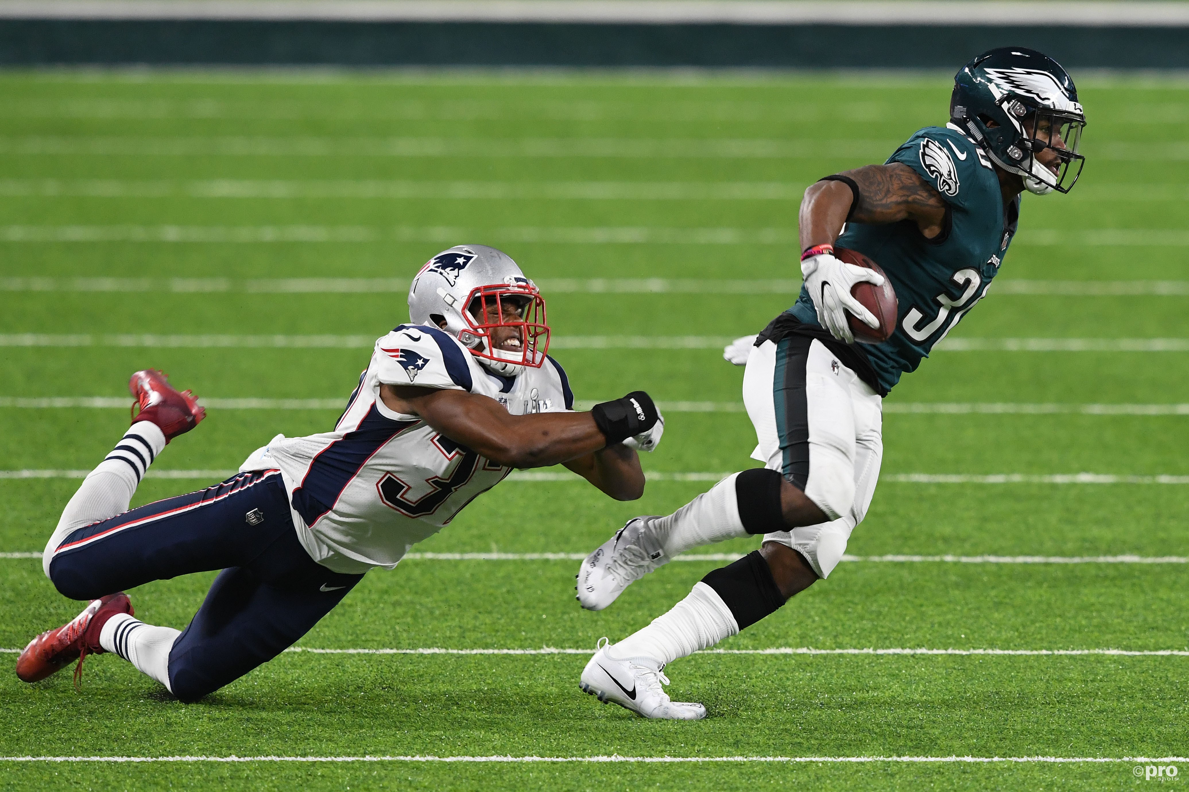 Soms zit de defense ook mis, zoals New England Patriots-strong safety Jordan Richards hier bij Philadelphia Eagles running back Corey Clement (30) (Pro Shots / Action Images)