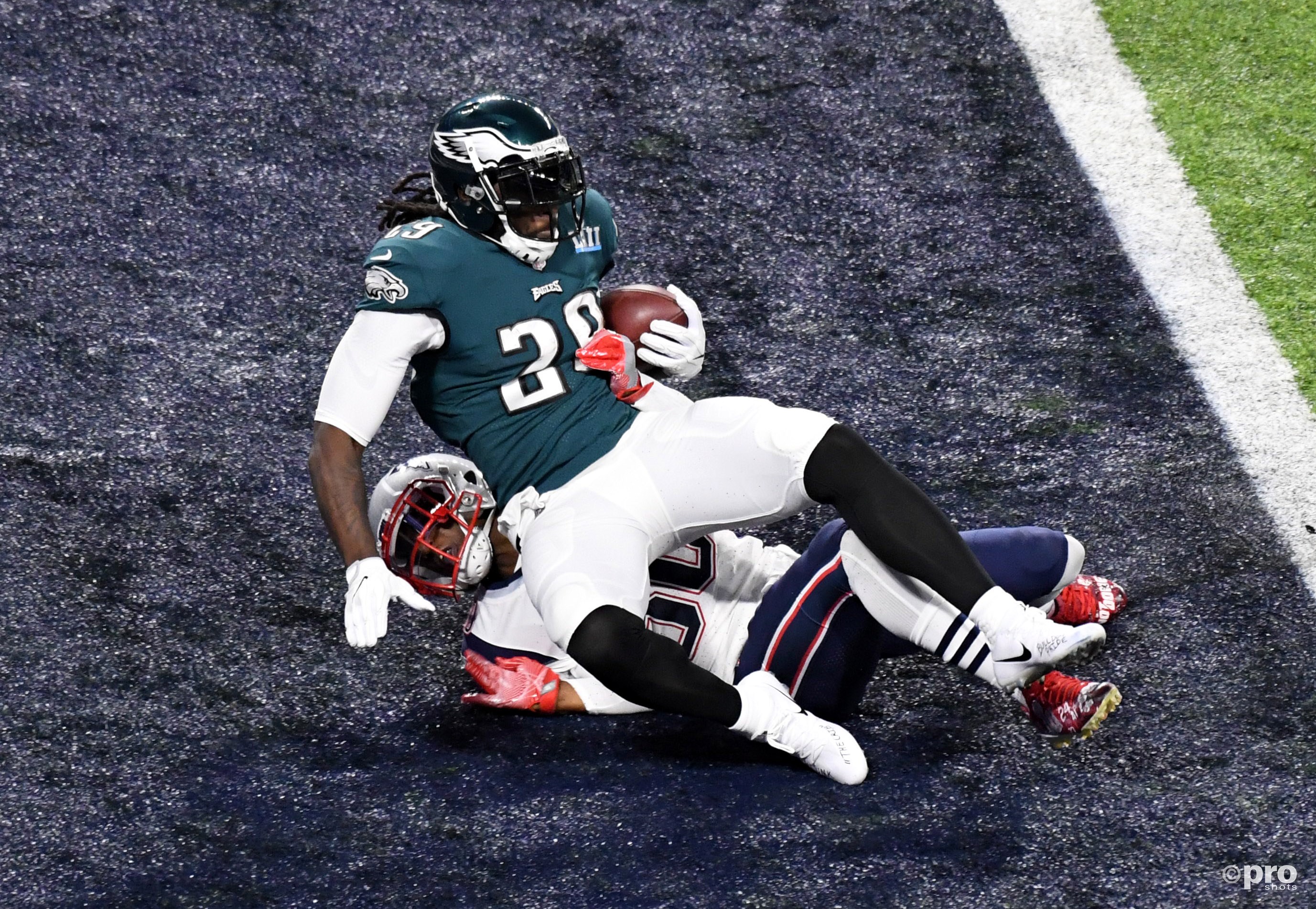Nog meer ongemakkelijke momenten, Philadelphia Eagles-running back LeGarrette Blount (29) belandt hier met zijn touchdown bovenop New England Patriots-strong safety Duron Harmon (30) (Pro Shots / Action Images)