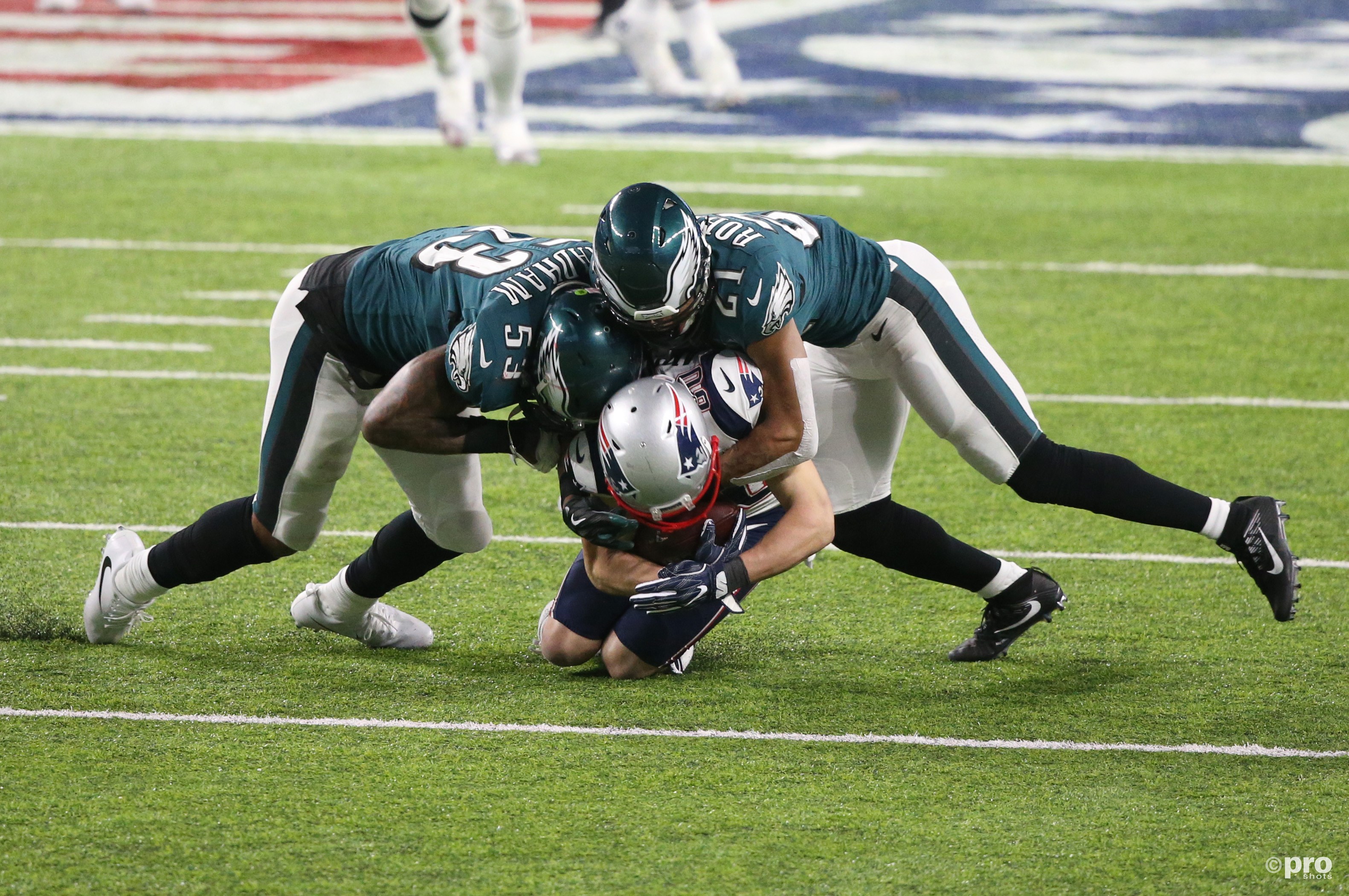 New England Patriots-wide receiver Danny Amendola wordt in de mangel genomen Philadelphia Eagle- outside linebacker Nigel Bradham (53) and cornerback Patrick Robinson (21) (Pro Shots / Action Images)