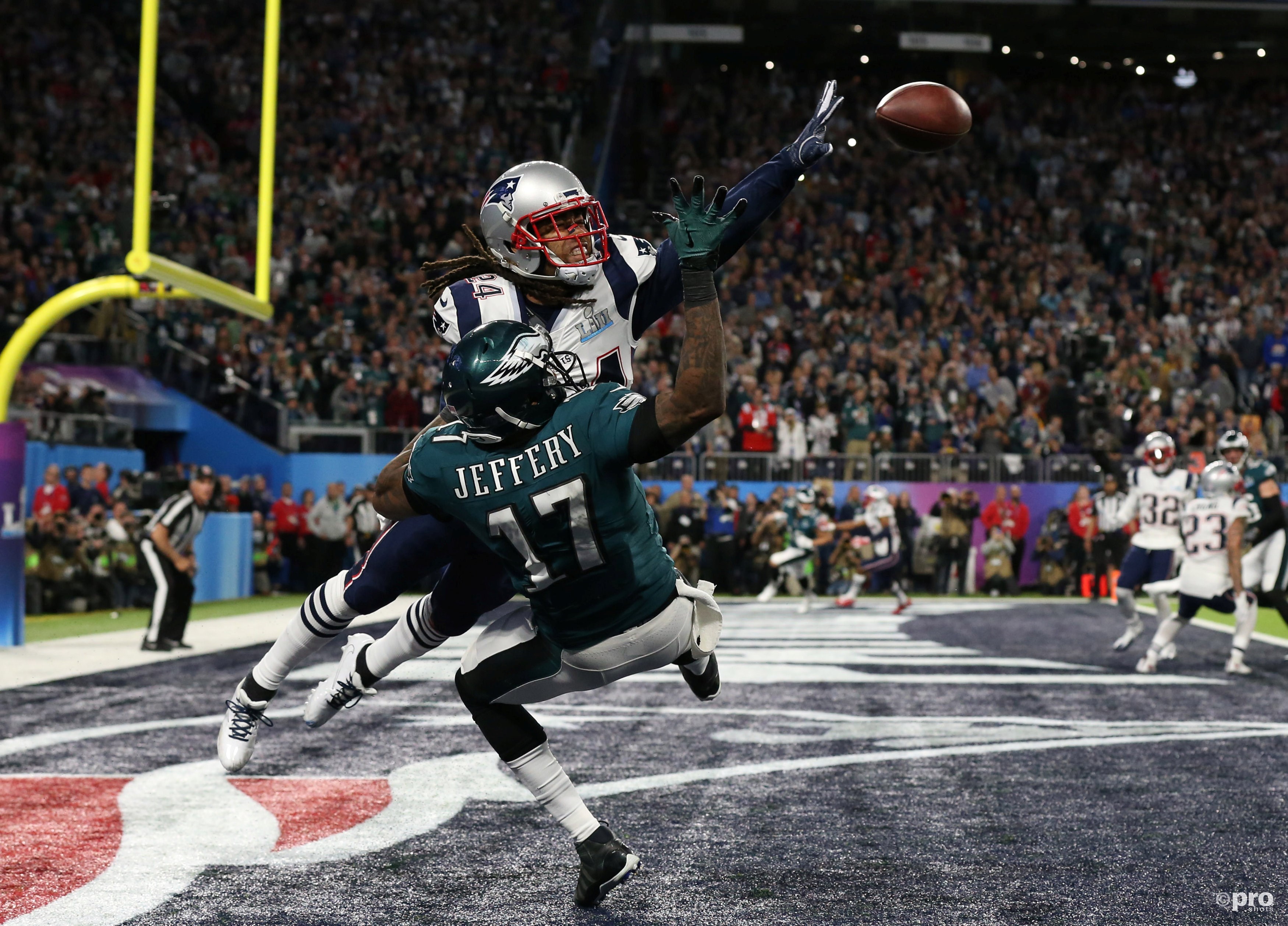New England Patriots-cornerback Stephon Gilmore (24) en Philadelphia Eagles-wide receiver Alshon Jeffery (17) duelleren in de endzone (Pro Shots / Action Images)