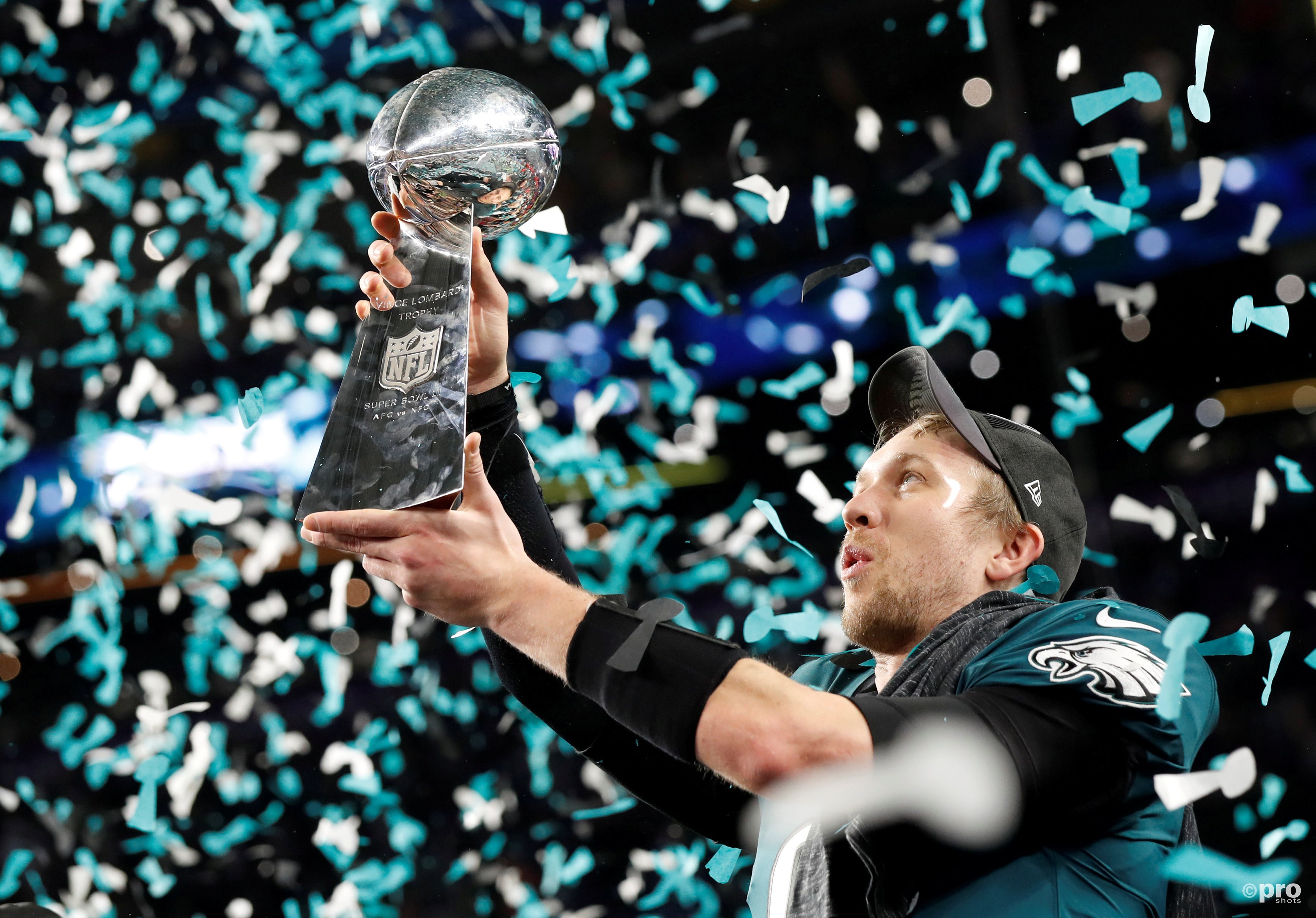 Super Bowl-MVP Nick Foles met de door Philadelphia Eagles gewonnen Super Bowl (Pro Shots / Action Images)