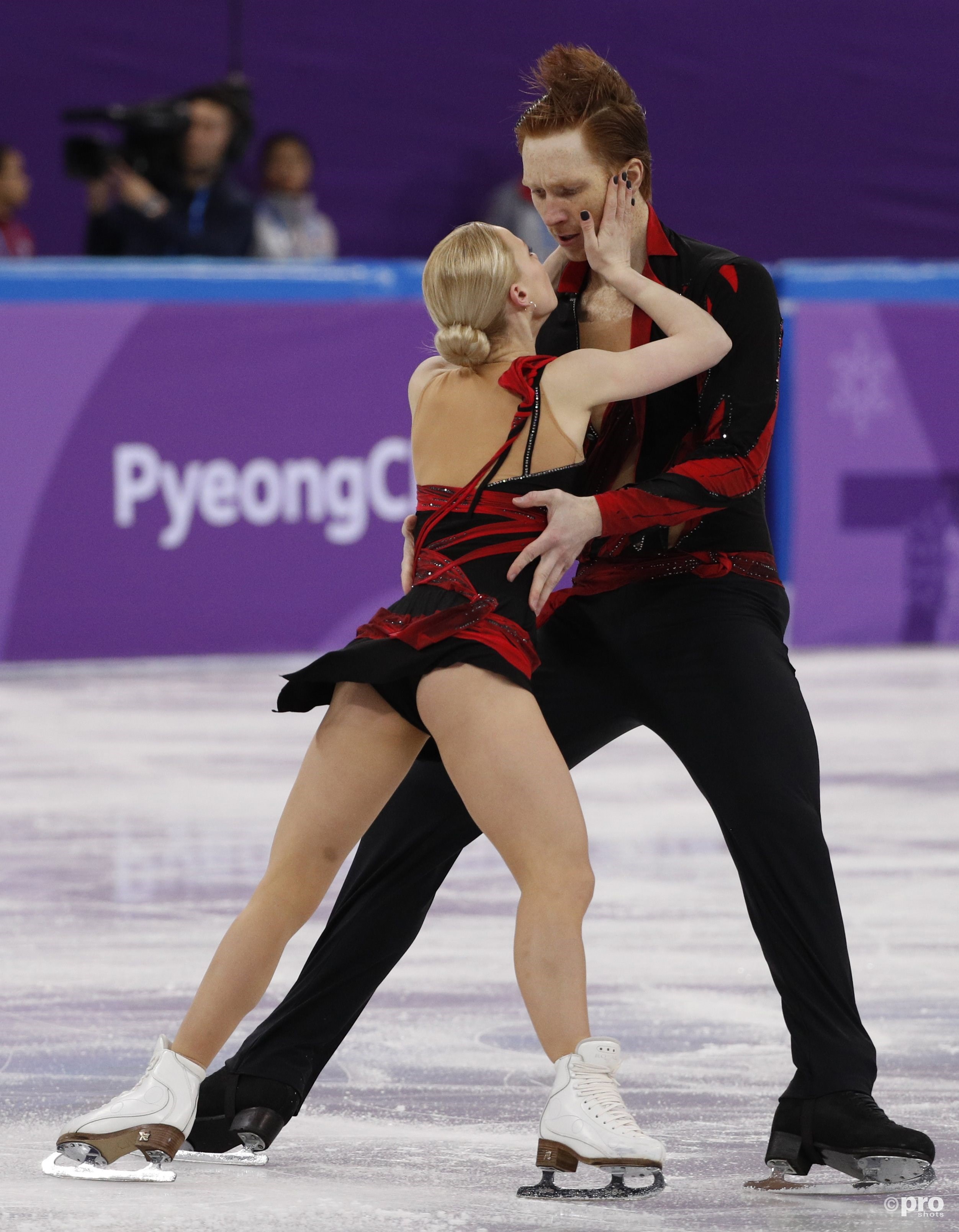 De Russen Evgenia Tarasova en Vladimir Morozov gaan helemaal op in hun fraaie korte kür (Pro Shots/Action Images)