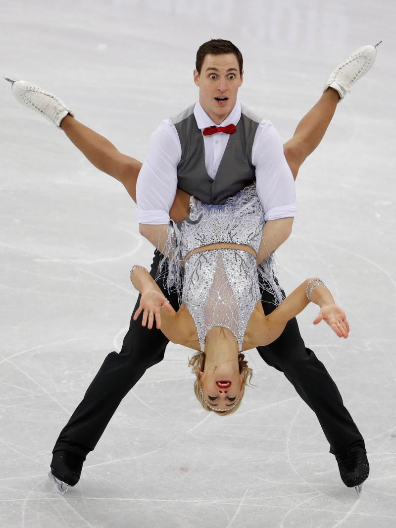 Aljona Savchenko en Bruno Massot waren zo te zien goed bezig tijdens het kunstschaatsen op de Olympische Spelen, wat is een leuk onderschrift bij deze foto? (Pro Shots / Action Images)