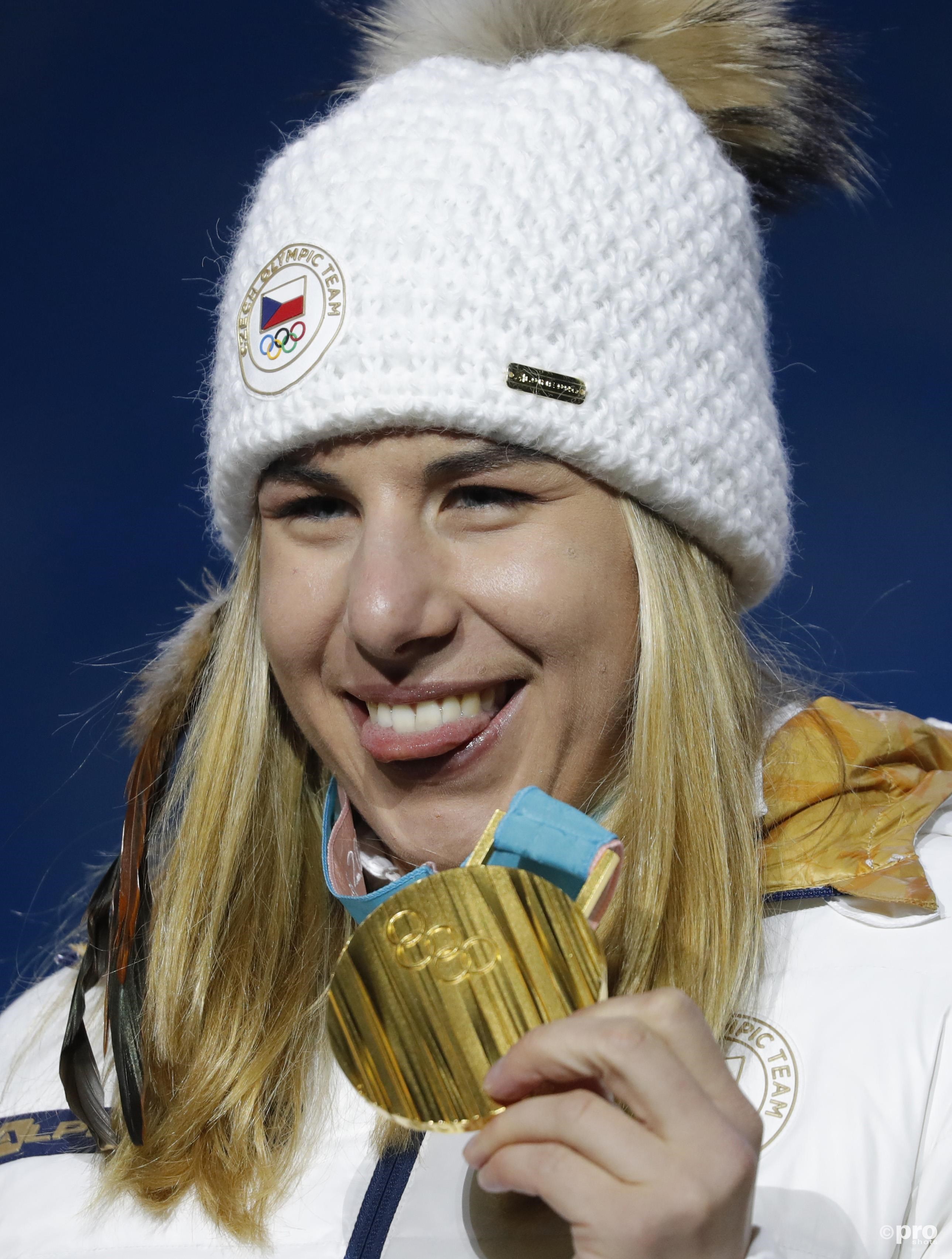 Tijdens de medailleceremonie stond de Tsjechische er toch zonder bril, maar vermoedelijk wel met een beetje make-up (Pro Shots/Action Images) Tijdens de medailleceremonie stond de Tsjechische er toch zonder bril, maar vermoedelijk wel met een beetje make-up (Pro Shots/Action Images)