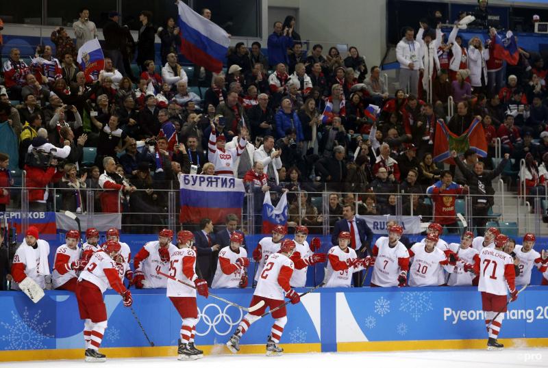 Officieel komen ze uit onder neutrale vlag, maar daar hebben de supporters lak aan: de Russische beer, hamer en sikkel, vandaag móet het gebeuren (Pro Shots/Action Images)