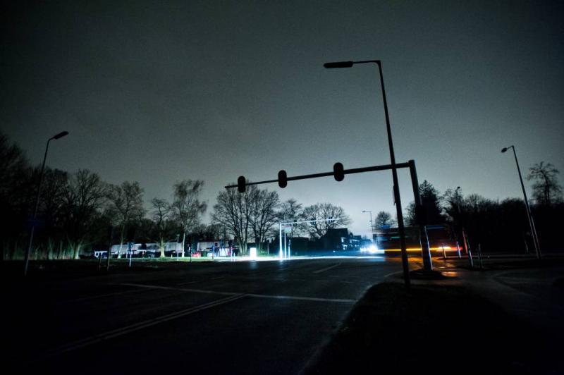 Duif zet straten in Friesland in duister