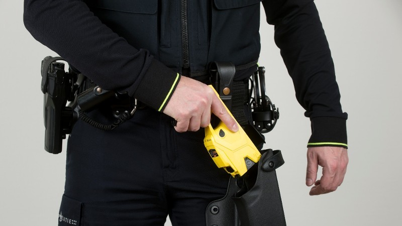 Man probeert agente te wurgen (foto: Stockfoto politie.nl)