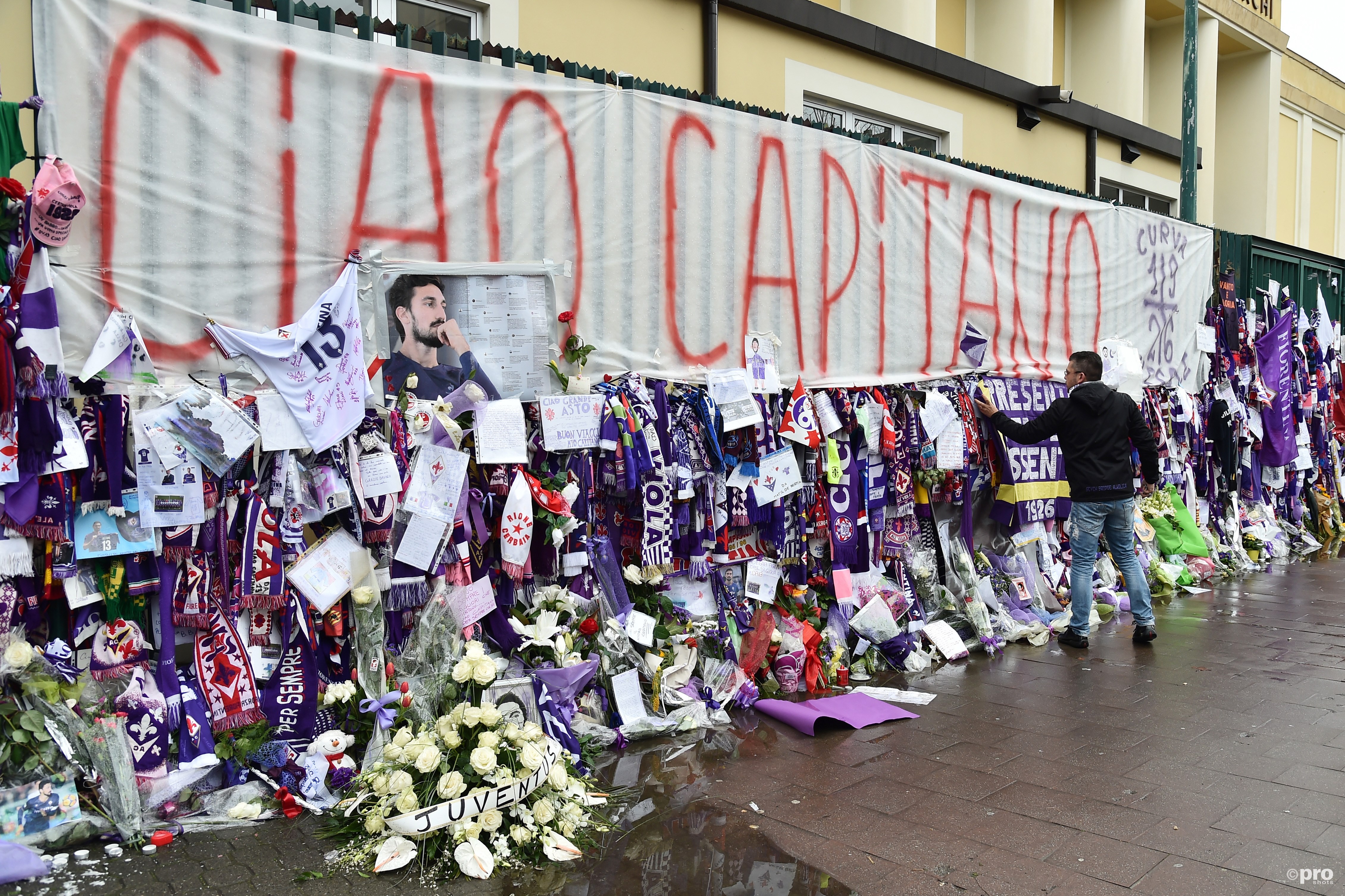 Voor het stadion lagen veel bloemen en andere zaken ter nagedachtenis aan Astori (Pro Shots/Insidefoto)