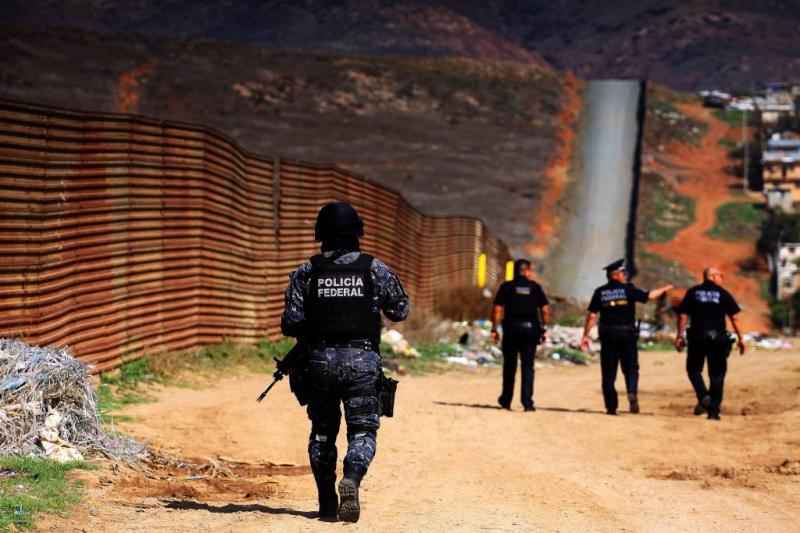 Trump bekijkt voorbeelden van grensmuren