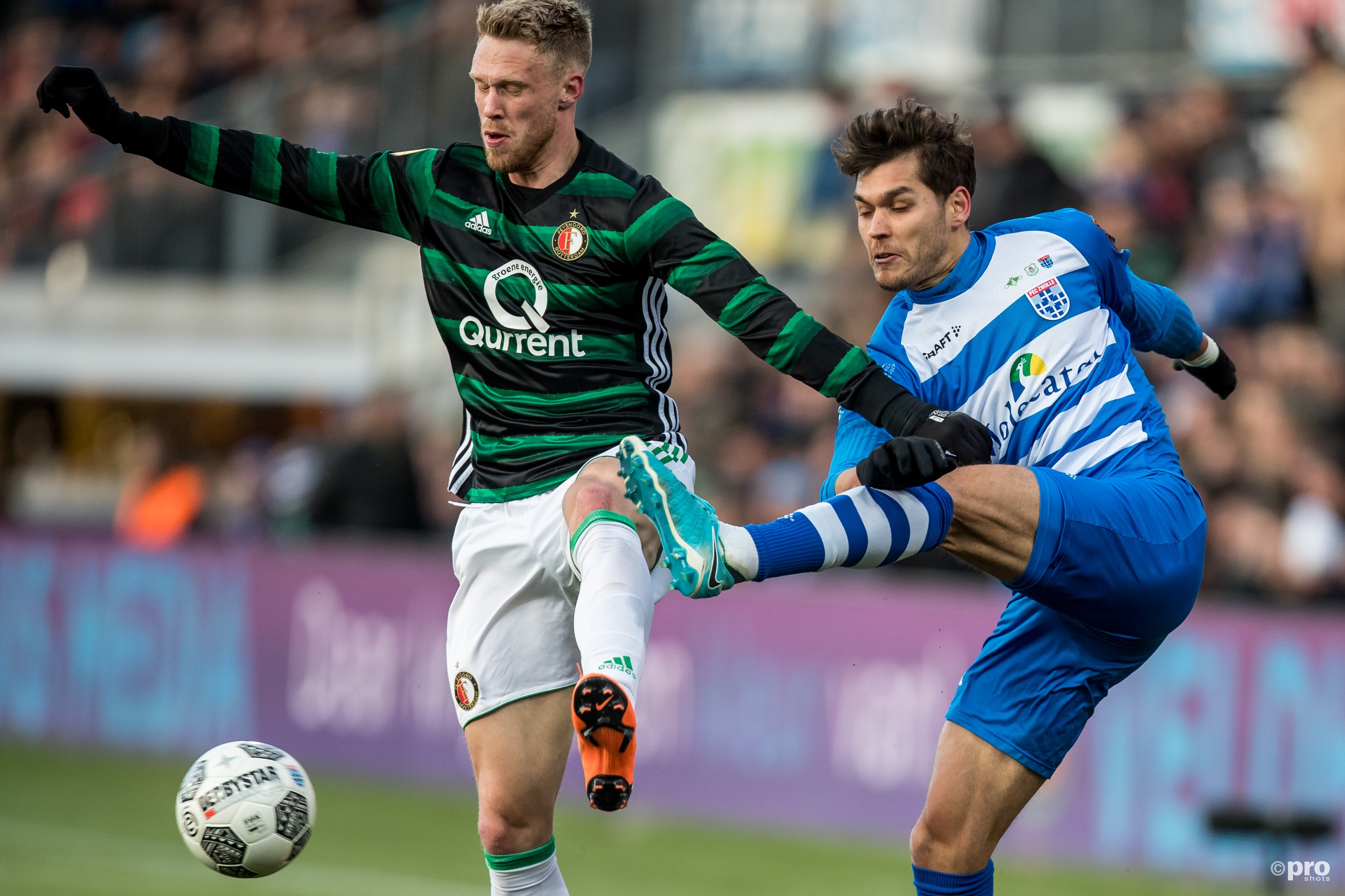 Nicolas Freire (r) in duel met Feyenoord-speler Nicolai Jorgensen (l). (PRO SHOTS/Kay Int Veen)