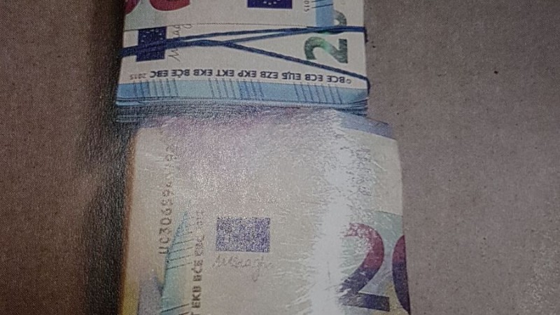 30.000 cash in sokken verstopt achter dashboard (Foto: Politie.nl)