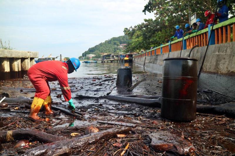 Noodtoestand bij Borneo na olieramp